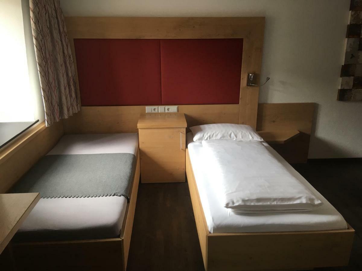 Landhotel Schwarzer Adler Tiefenbronn エクステリア 写真